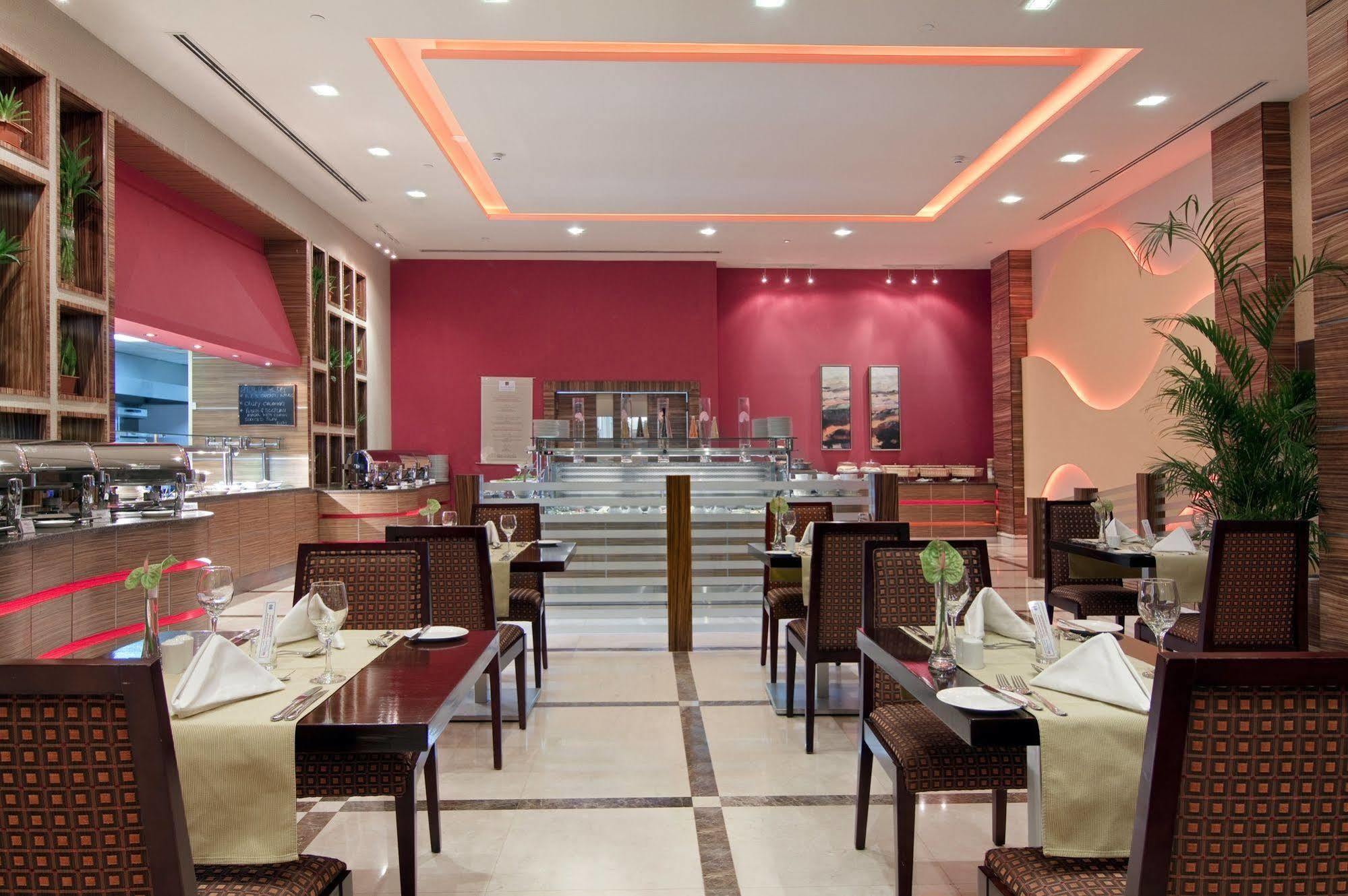 Hilton Garden Inn Riyadh Olaya Restoran foto